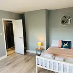 Large Contractors House Near Lhr 5 Ensuites Br Free Parking