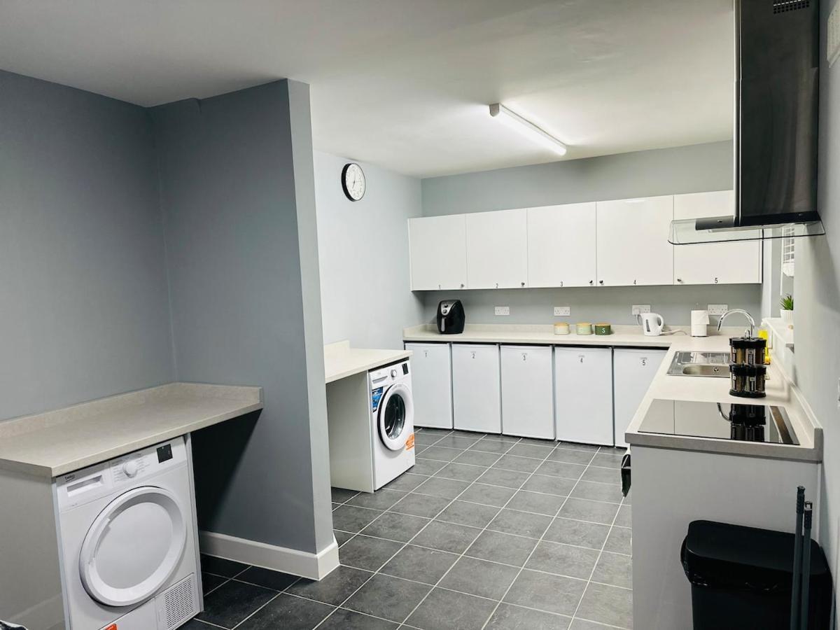 Large Contractors House Near Lhr 5 Ensuites Br Free Parking Apartment Northolt (Greater London)