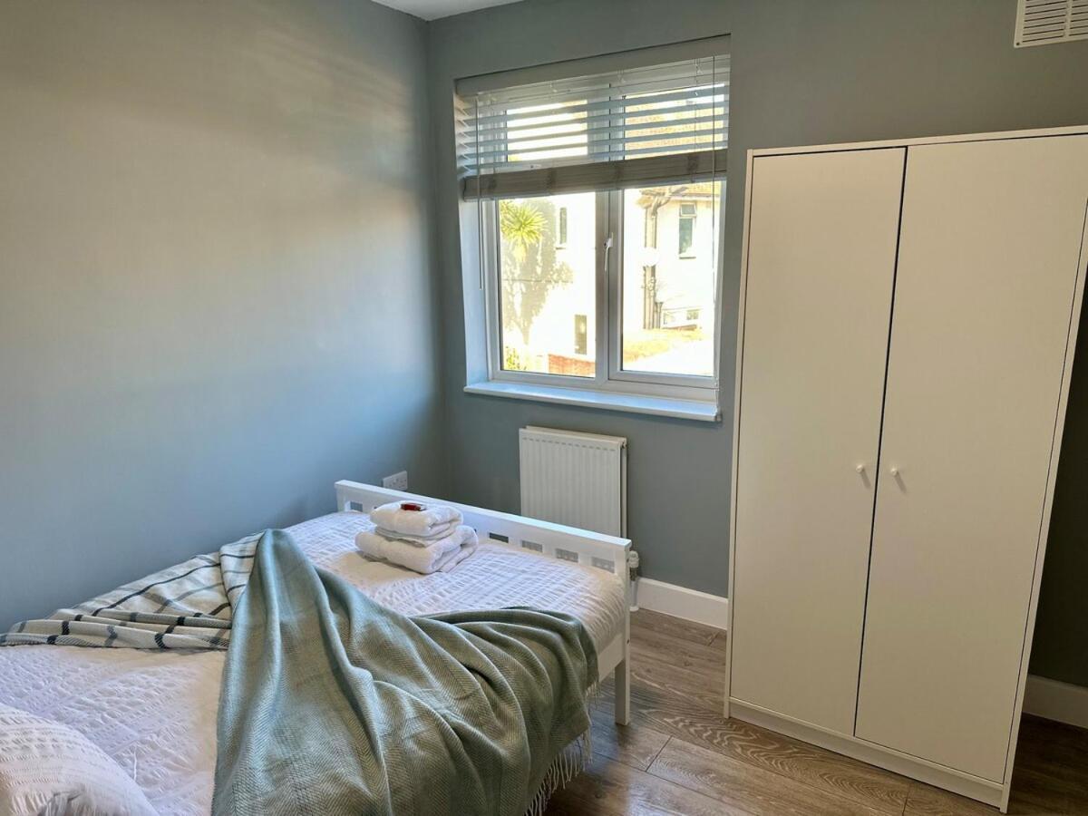 Large Contractors House Near Lhr 5 Ensuites Br Free Parking Apartment