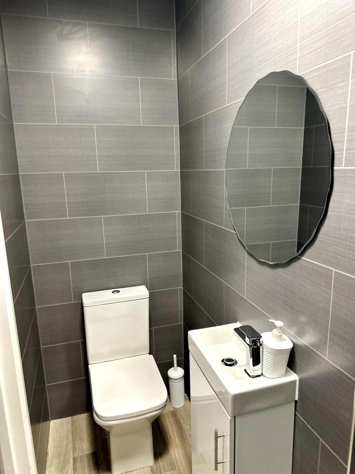 Large Contractors House Near Lhr 5 Ensuites Br Free Parking Apartment Northolt (Greater London)