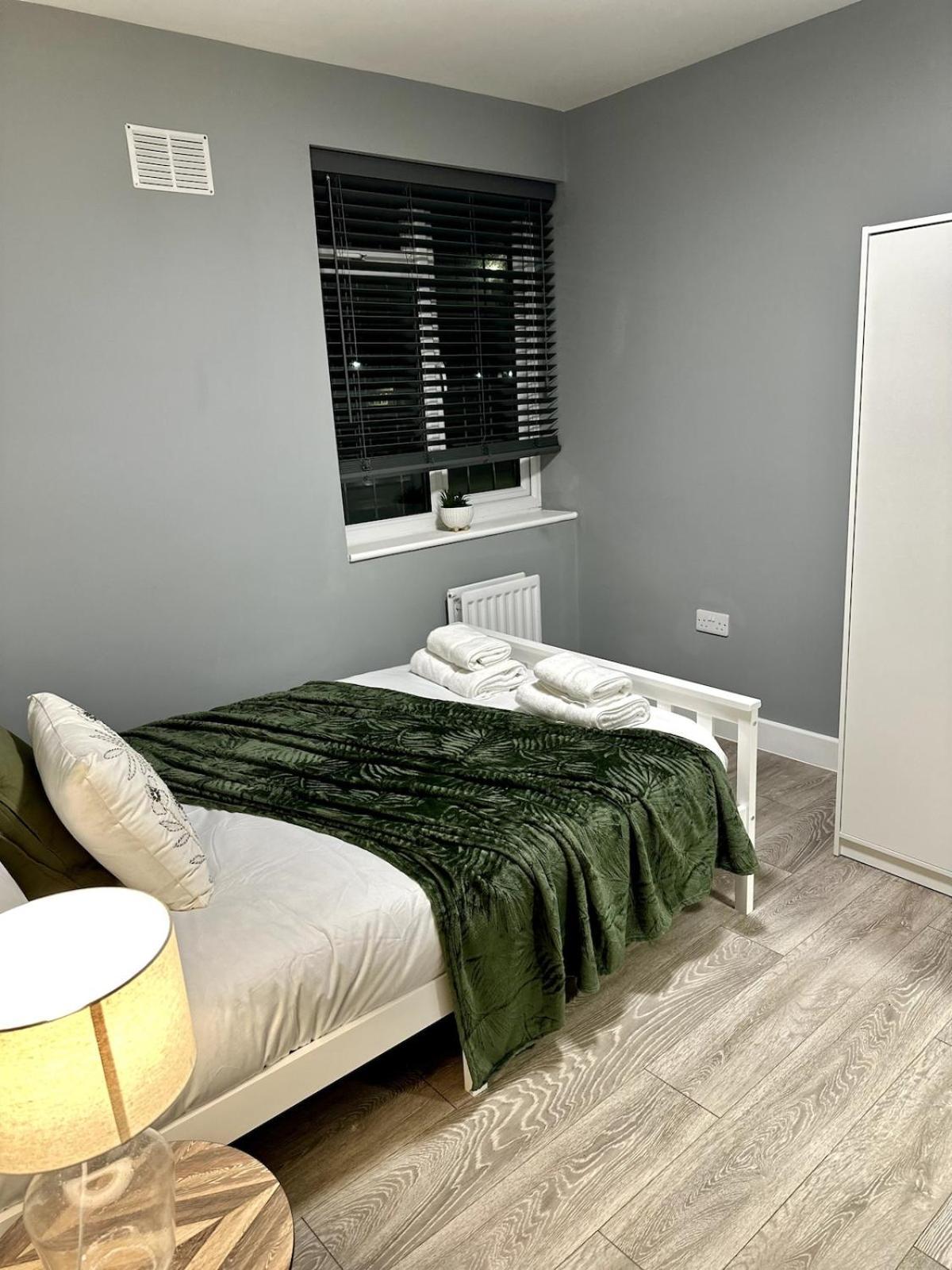 Large Contractors House Near Lhr 5 Ensuites Br Free Parking * Northolt (Greater London)