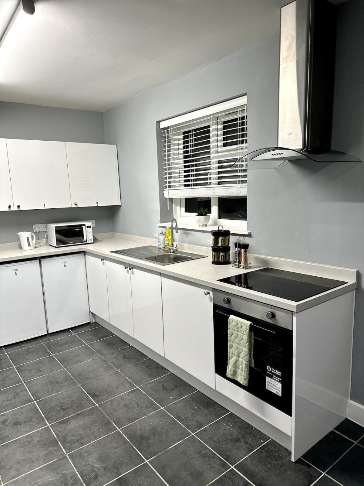 Large Contractors House Near Lhr 5 Ensuites Br Free Parking Apartment *
