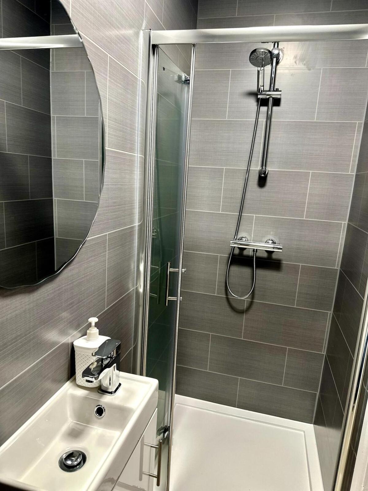 Large Contractors House Near Lhr 5 Ensuites Br Free Parking
